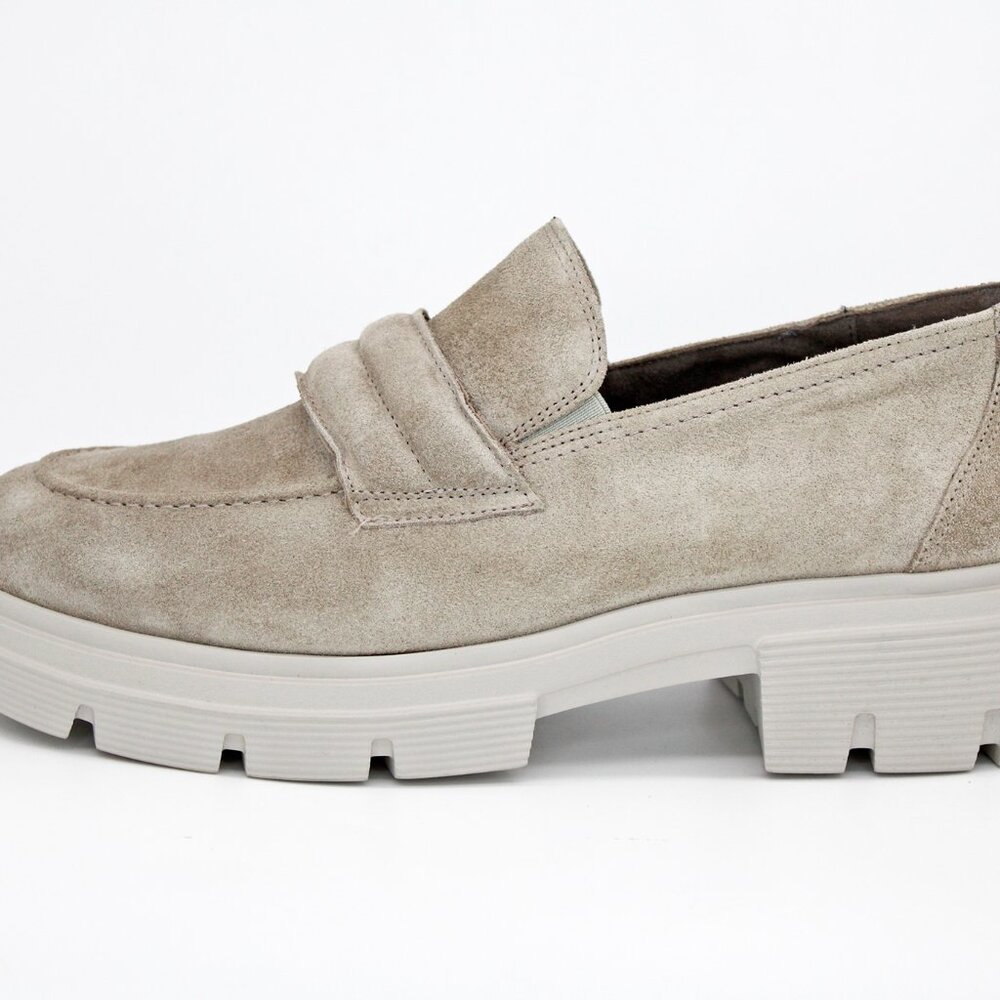 Paul Green Women’s ‘Paisley’ Beige Lug Sole Platform Loafers Size: US 7 / UK 4.5